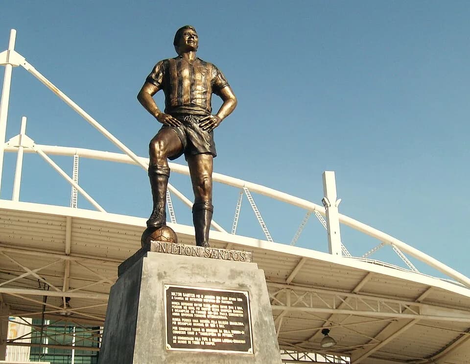 Nílton Santos - Estátua de Nílton Santos, localizada à ala oeste do Estádio Olímpico João Havelange.