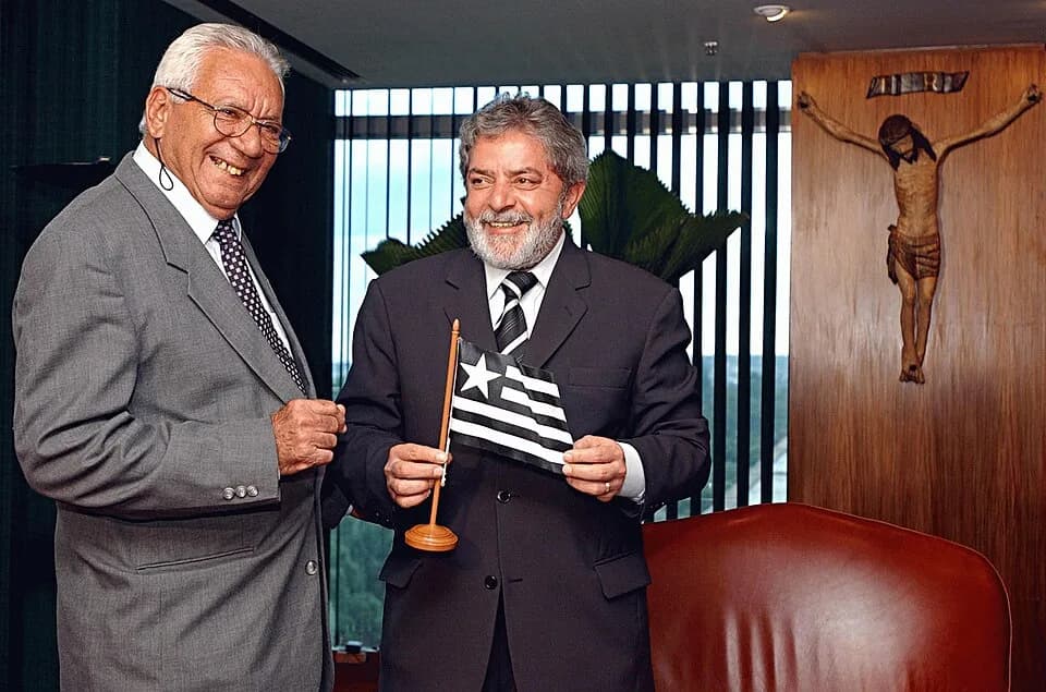 Nílton Santos - Brasília - O presidente Luiz Inácio Lula da Silva exibe bandeira que ganhou do ex-jogador do Botafogo, Nilton Santos.