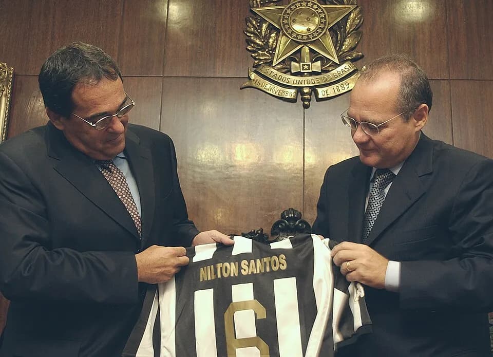 Nílton Santos - O presidente do Botafogo, Bebeto de Freitas, entrega ao presidente do Senado, Renan Calheiros, uma camisa do Botafogo com o nome do jogador Nilton Santos, no Senado.