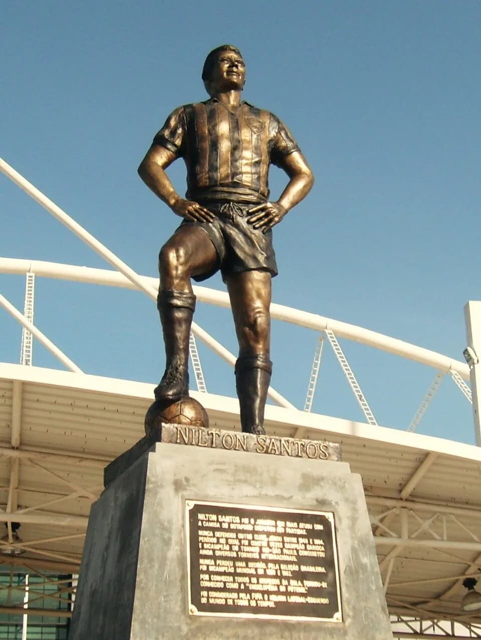 Nílton Santos - Estátua de Nílton Santos, localizada à ala oeste do Estádio Olímpico João Havelange.