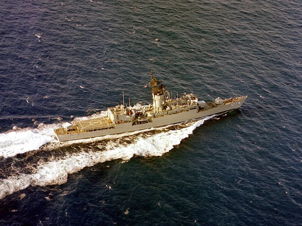 Harold Holt - The U.S. Navy frigate USS Harold E. Holt (FF-1074) underway in the Pacific Ocean. Note: the date given "25 November 1991" has to be incorrect, as Harold E. Holt received the hightened bo