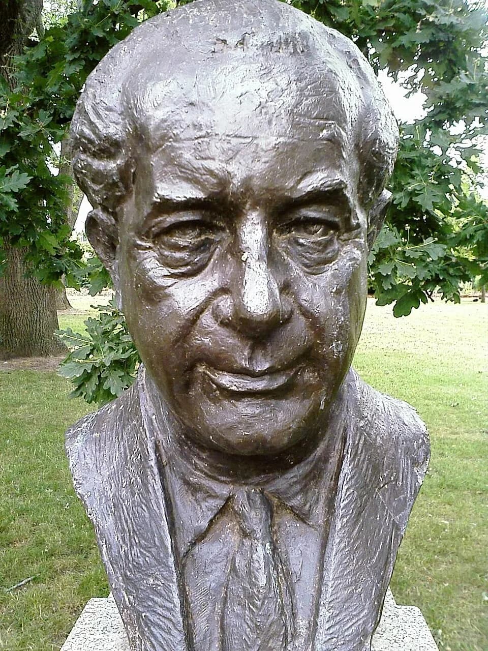 Harold Holt - Bust of seventeenth Prime Minister of Australia w:en:Harold Holt by sculptor Victor Greenhalgh located in the w:en:Prime Minister's Avenue in the Ballarat Botanical Gardens.
Photo taken