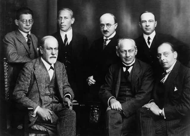 Otto Rank - Freud and other psychoanalysts : (left to right seated) Freud, Sàndor Ferenczi, and Hanns Sachs (standing) Otto Rank, Karl Abraham, Max Eitingon, and Ernest Jones