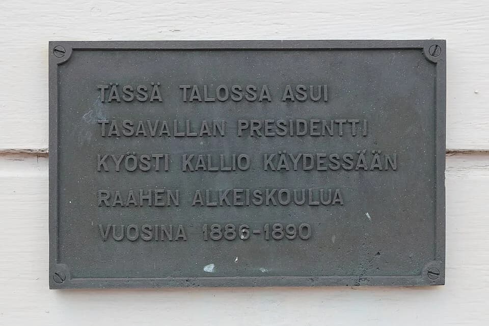 Kyösti Kallio - The Here-live plaque for Kyösti Kallio, the President of Finland, on the house on the Reiponkatu street in Raahe.