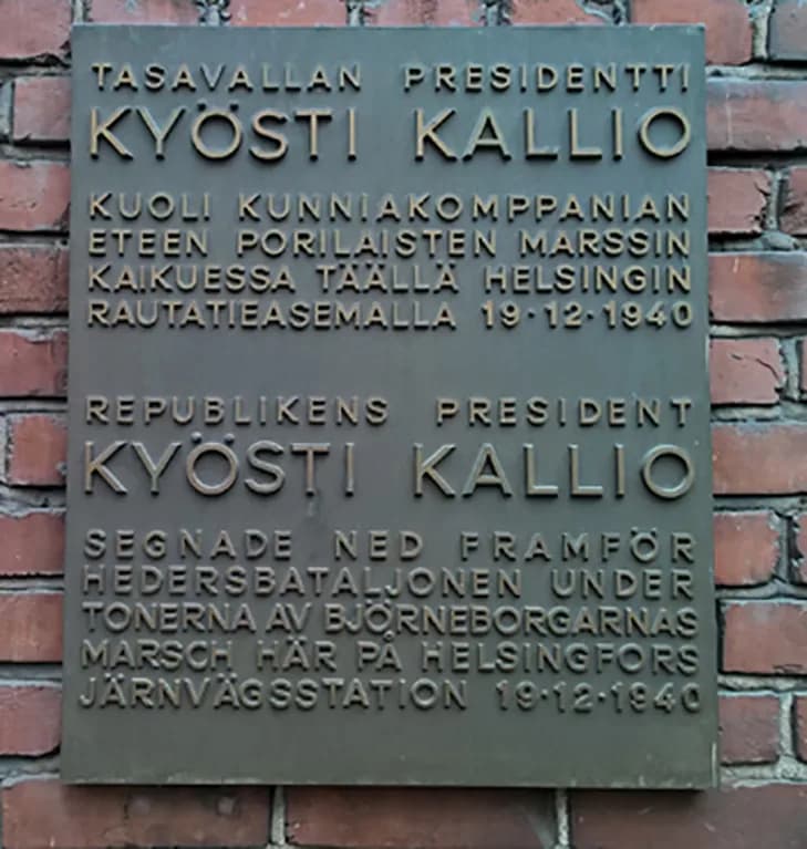 Kyösti Kallio - Kyösti Kallion muistolaatta Helsingin rautatieasemalla