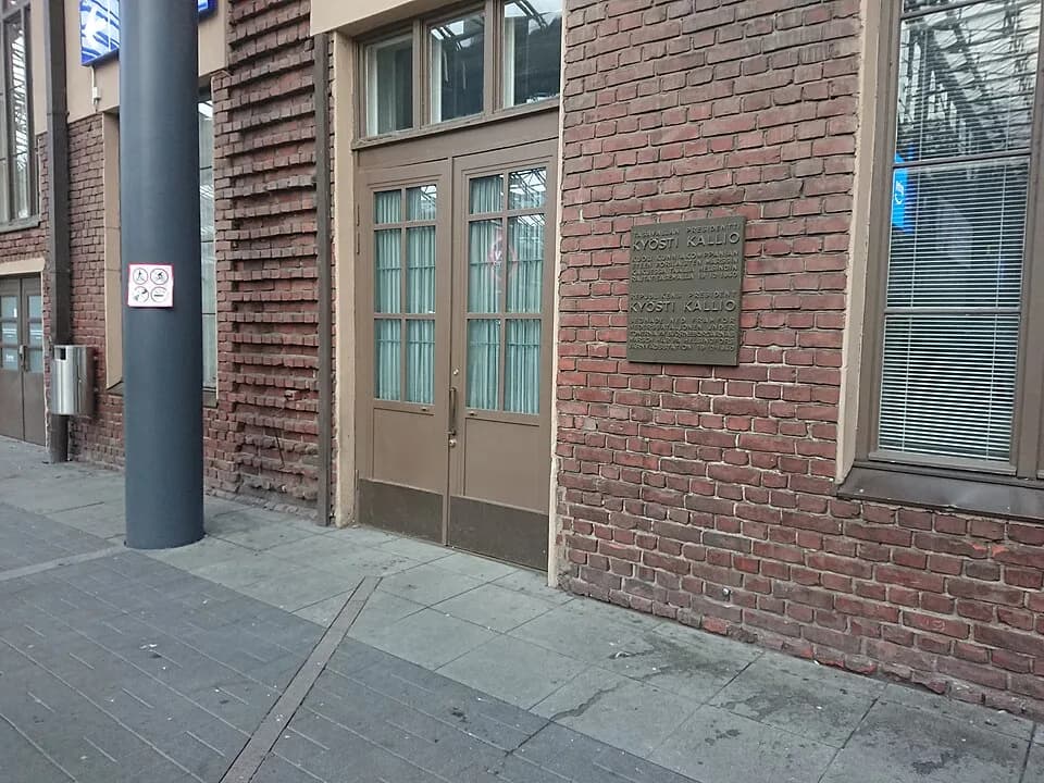 Kyösti Kallio - Kyösti Kallion muistolaatta Helsingin päärautatieasemalla