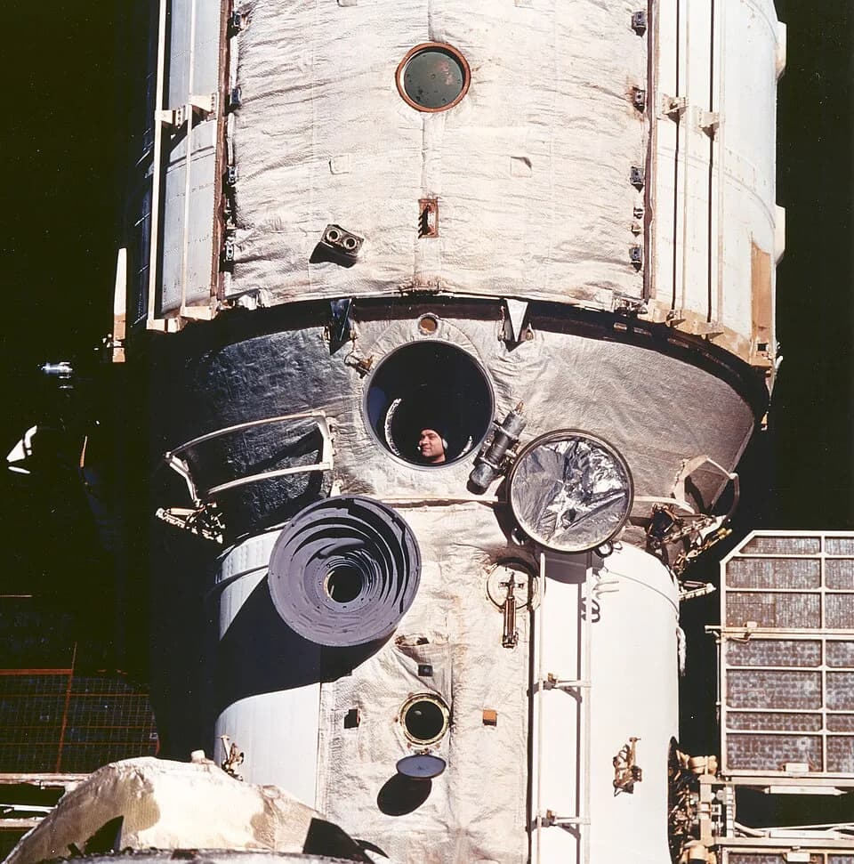 Valeri Polyakov - Cosmonaut Valeriy V. Polyakov, who boarded Russia's Mir space station on January 8, 1994, looks out Mir's window during rendezvous operations with the Space Shuttle Discovery.
Image