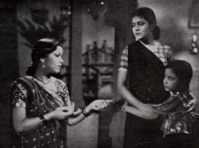 Meena Kumari - Screenshot from the magazine Filmindia (1940)