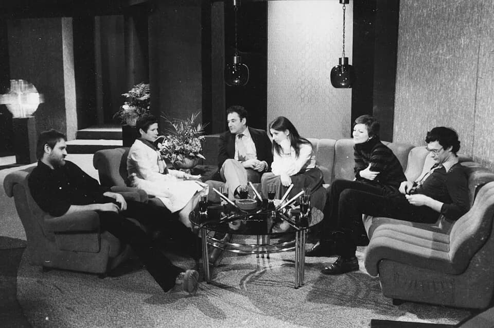 Béla Tarr - Tarr Béla rendező, Kóthy Judit szerkesztő-riporter, Szinetár Miklós osztályfőnök, Deák Krisztina, Moldova Ágnes, Gém György főiskolások (TV szerkesztő-rendező osztály).