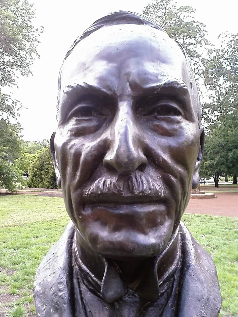 Billy Hughes - Bust of seventh Prime Minister of Australia w:en:Billy Hughes by sculptor Wallace Anderson located in the w:en:Prime Minister's Avenue in the Ballarat Botanical Gardens.
Photo taken by