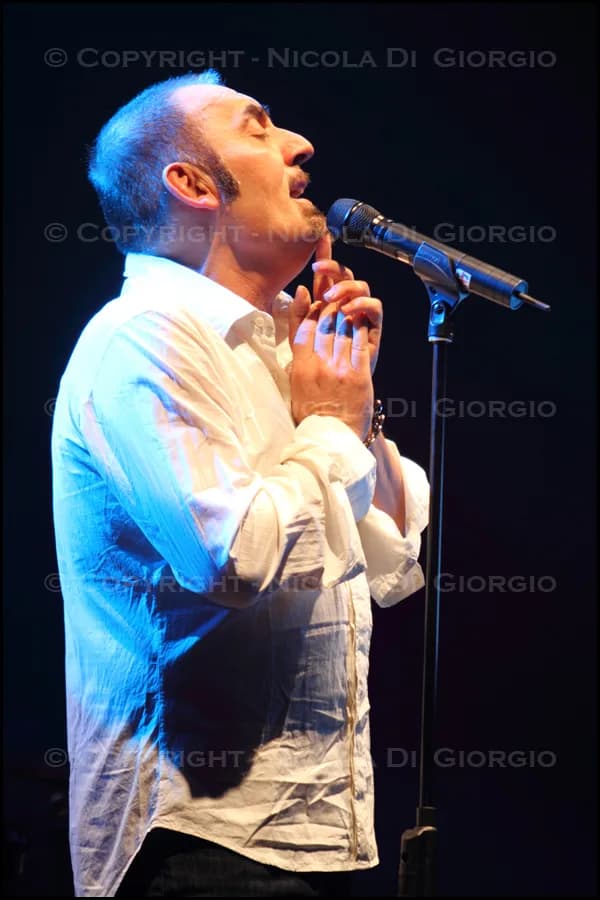 Mango - Foto di Giuseppe Mango, durante un live a Palermo al Teatro Golden giorno 9-03-2010!