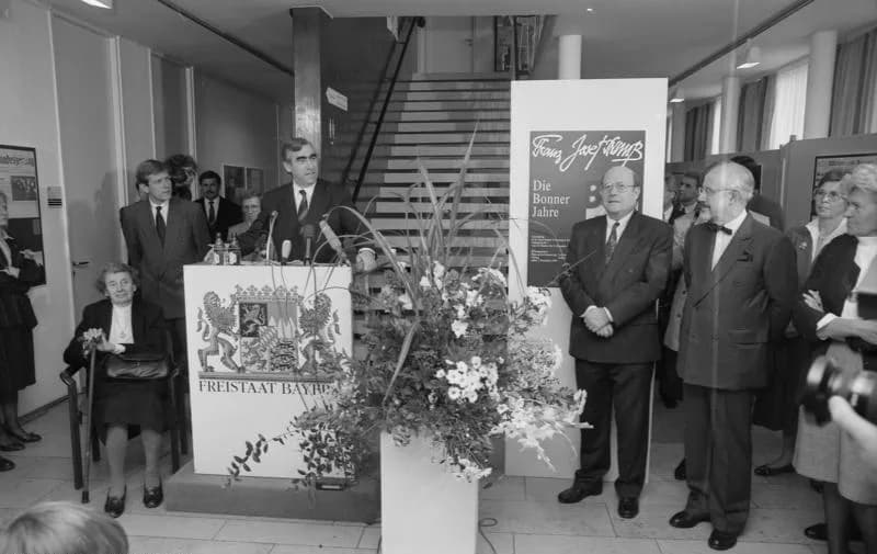Franz Josef Strauß - For documentary purposes the German Federal Archive often retained the original image captions, which may be erroneous, biased, obsolete or politically extreme. 10.10.90
Die bayer