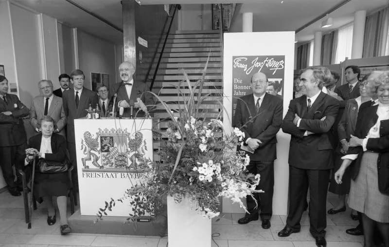Franz Josef Strauß - For documentary purposes the German Federal Archive often retained the original image captions, which may be erroneous, biased, obsolete or politically extreme. 10.10.90
Die bayer