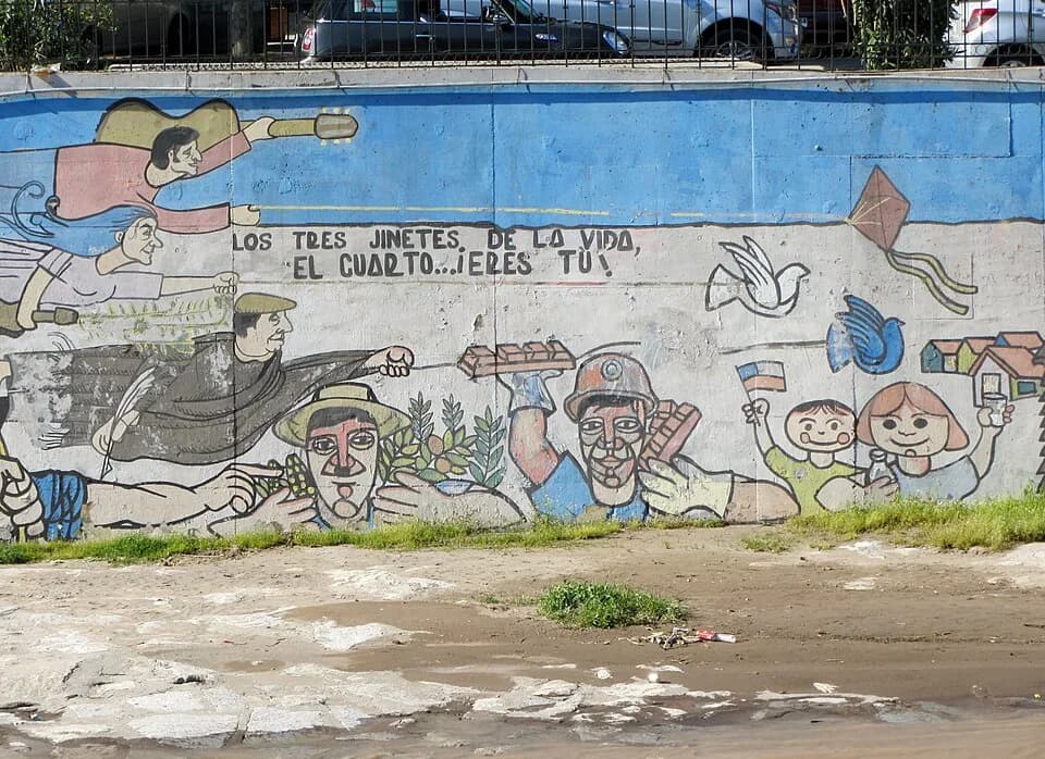 Violeta Parra - 100 años del Partido Comunista de Chile, homenaje de los grafiteros del PC, ribera norte del río Mapocho, 2012. A la izquierda, volando, Víctor Jara, Violeta Parra y Pablo Neruda.