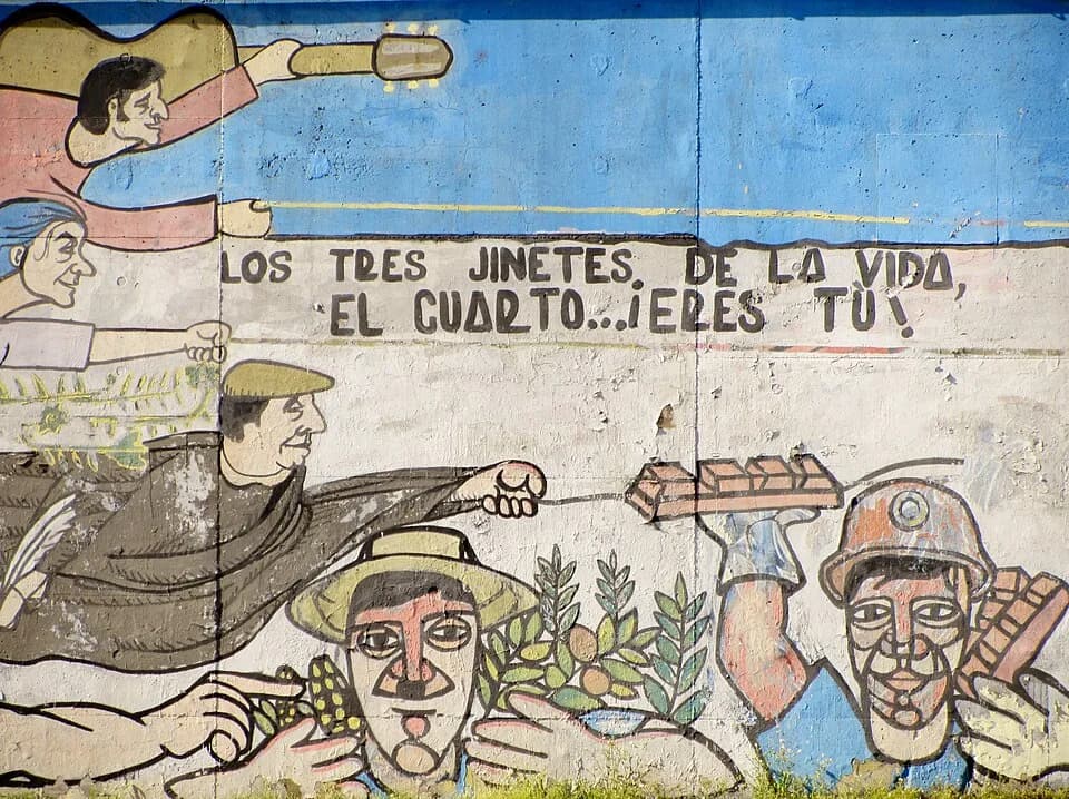 Violeta Parra - 100 años del Partido Comunista de Chile, homenaje de los grafiteros del PC, ribera norte del río Mapocho, 2012. A la izquierda, volando, Víctor Jara, Violeta Parra y Pablo Neruda.