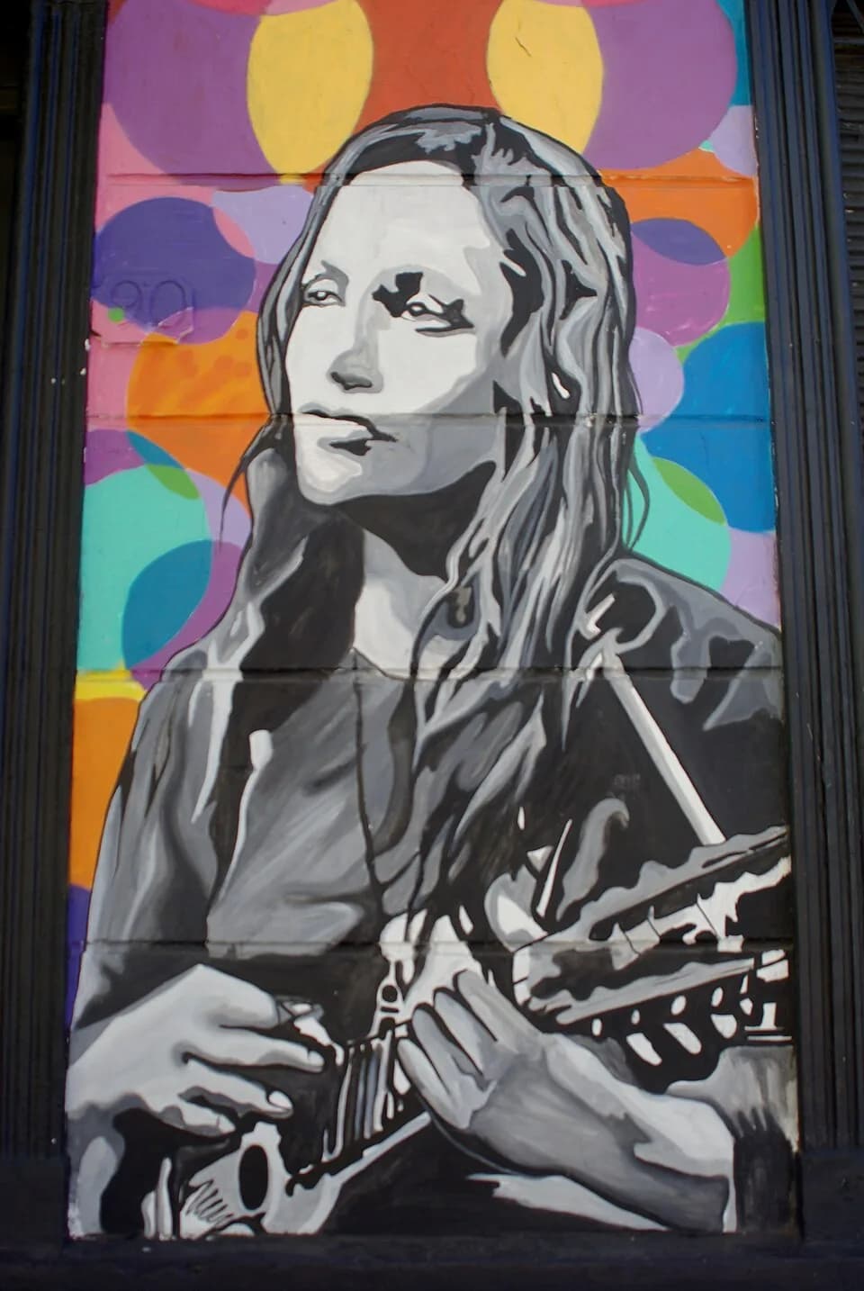 Violeta Parra - Grafiti de Violeta Parra pintado por Matiz en la fachada del restaurante La Casona de Hilda Parra (Ernesto Pinto Lagarrigue 90) en la esquina SW de esta calle con Dardignac, en el barr