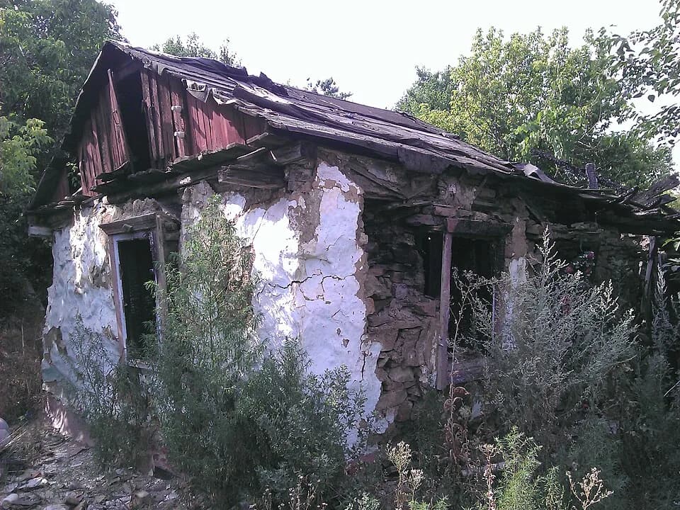 Andréi Chikatilo - Ruins of the mazanka hut in Shakhty, where Chikatilo commited his very first murder, killing 9-year old Elena Zakotnova.