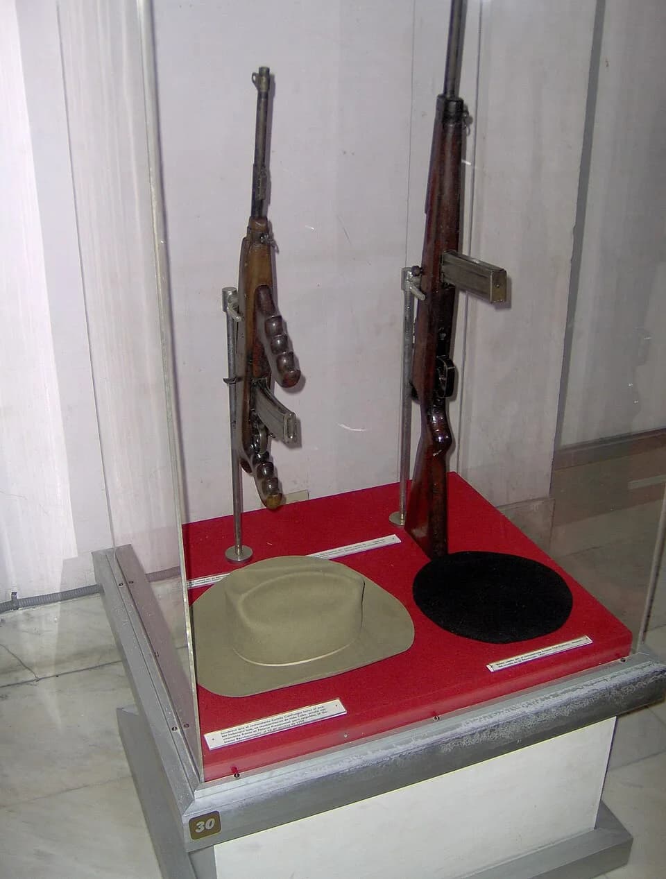 Camilo Cienfuegos - Bush hat and M1 Carbine used by Camilo Cienfuegos (left), beret and Cristóbal Carbine used by Che Guevara (right) at the Museum of the Revolution in Havana.
