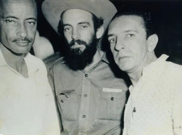 Camilo Cienfuegos - El Comandante Camilo Cienfuegos, heroe de la Revolucion Cubana, visito Bayamo, la Ciudad Monumento Nacional de Cuba, a pocos dias del triunfo de la Revolucion.
En la foto, Robert
