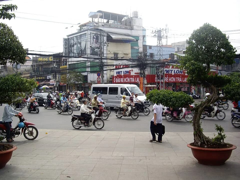 Thích Quảng Đức - 2010 image of the Saigon intersection where Thích Quảng Đức performed his self-immolation, Phan Đình Phùng (now Nguyễn Đình Chiểu) Street runs NE-SW and Lê Văn Duyệt (now Cách Mạng T