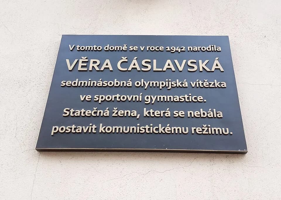 Věra Čáslavská - Praha - Karlín, Sokolovská 25, pamětní deska Věry Čáslavské