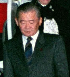 Noboru Takeshita - Japanese Prime Minister Noboru Takeshita (竹下登, 1924–2000) and his wife disembark from their plane upon arrival for a state visit.