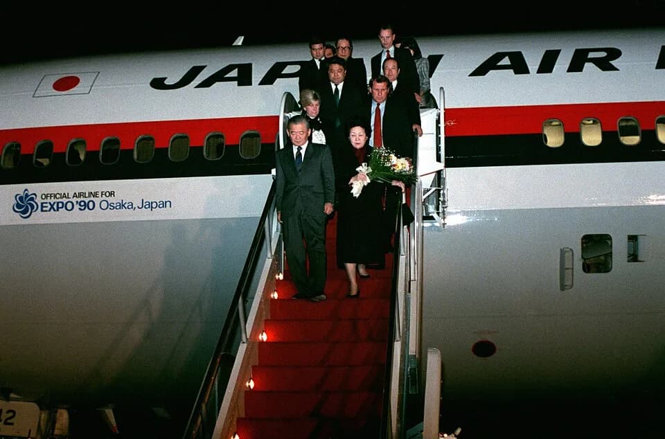 Noboru Takeshita - Japanese Prime Minister Noboru Takeshita (竹下登, 1924–2000) and his wife disembark from their plane upon arrival for a state visit.