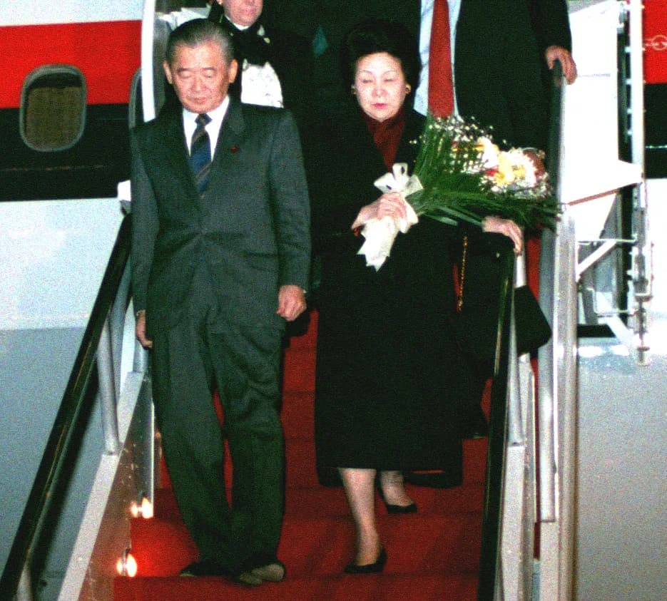 Noboru Takeshita - Japanese Prime Minister Noboru Takeshita (竹下登, 1924–2000) and his wife disembark from their plane upon arrival for a state visit.
