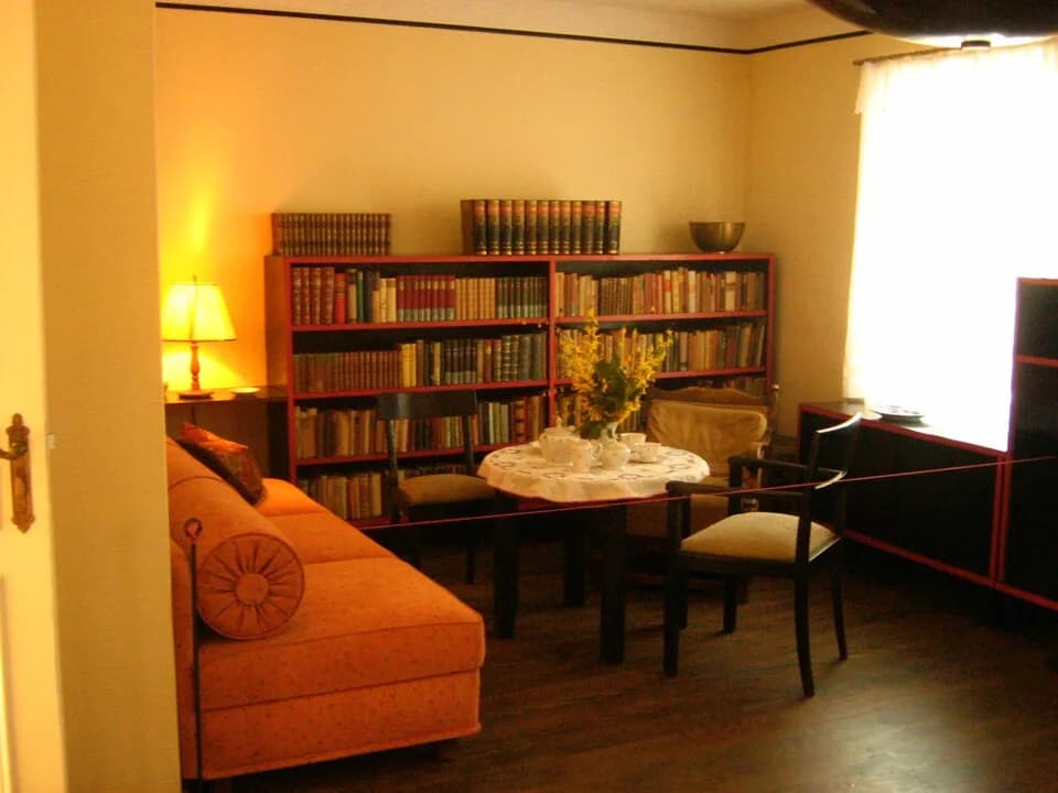 Hans Fallada - Der gemütliche Teil des Arbeitszimmers Hans Falladas in seinem Wohnhaus in Carwitz (heute Gemeinde Feldberger Seenlandschaft) in Mecklenburg.