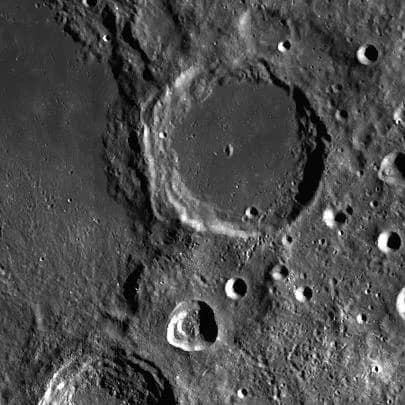 Clinton Davisson - Dark-floored Davisson at upper center, protruding on east rim of huge Leibnitz ; Tycho-like Finsen at lower border of image.