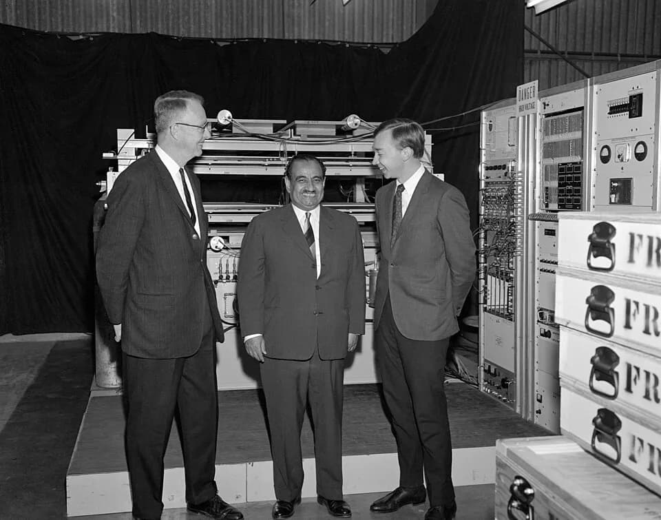 Luis Walter Alvarez - Luis Alvarez, Ahmed Fakhry, Jerry Anderson with the equipment for the Pyramid Project