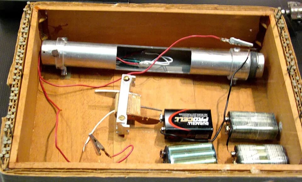 Ted Kaczynski - An FBI reproduction of a bomb created by the Unabomber, on display in the Newseum, Washington, D.C.