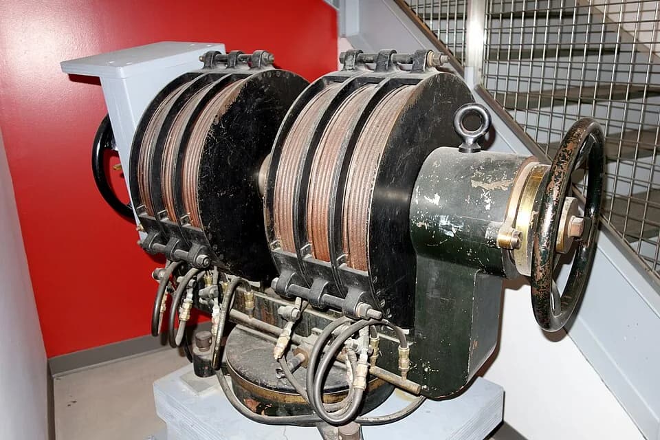 Nicolaas Bloembergen - Weiss-type laboratory electromagnet, Societe Genevoise, Geneva, 1895-1905 - used by Nicolaas Bloembergen for early NMR experiments at Harvard University, 1946.