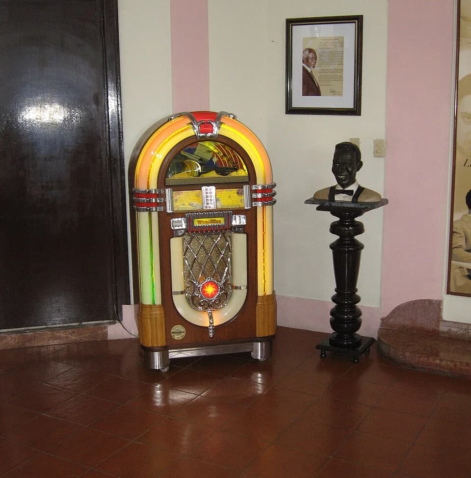 Nat King Cole - Juke box and bust of Nat King Cole in the Hotel Nacional, Havana, Cuba