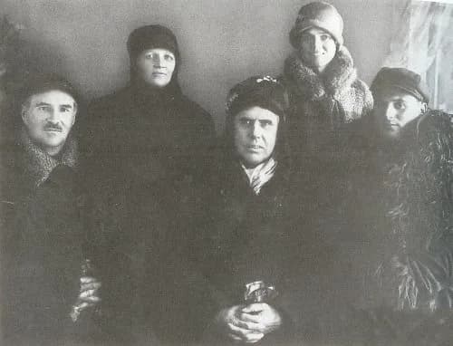 Theodore Dreiser - Теодор Драйзер и его спутники в Сталино, 19 декабря 1927 года. Слева направо: Летиен, зав. сельхоз. сектором, др. Софья давидовская, Драйзер, Руфь Кеннел, местный гид)