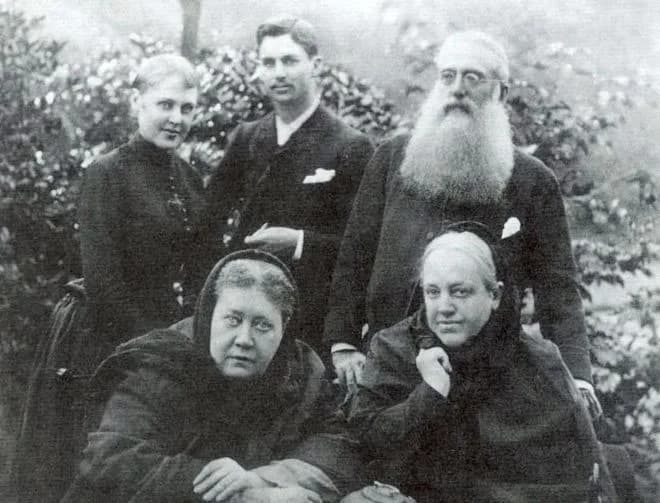 Helena Blavatsky - Helena Petrovna Blavatsky (1831-1891, vorne links), Vera Petrovna de Zhelihovsky (1835-1896, Blavatskys Schwester, vorne rechts), Vera Vladimirovna de Zhelihovsky (1864-1923, Blavat