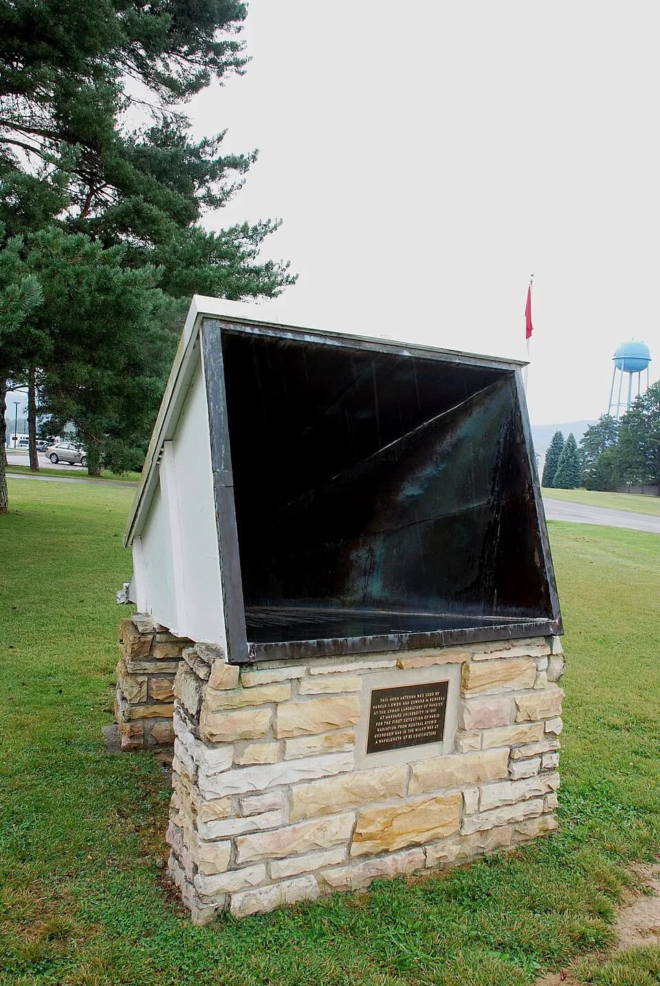 Edward Mills Purcell - Horn antena used by Harold L. Ewen and Edward M. Purcell at the Lyman Laboratory of Physics at Harvard University in 1951 for the first detection of radio radiation from nuclear