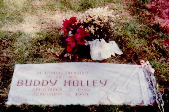 Buddy Holly - Instamatic photo of Buddy Holly's statue at the Lubbock Civic Center