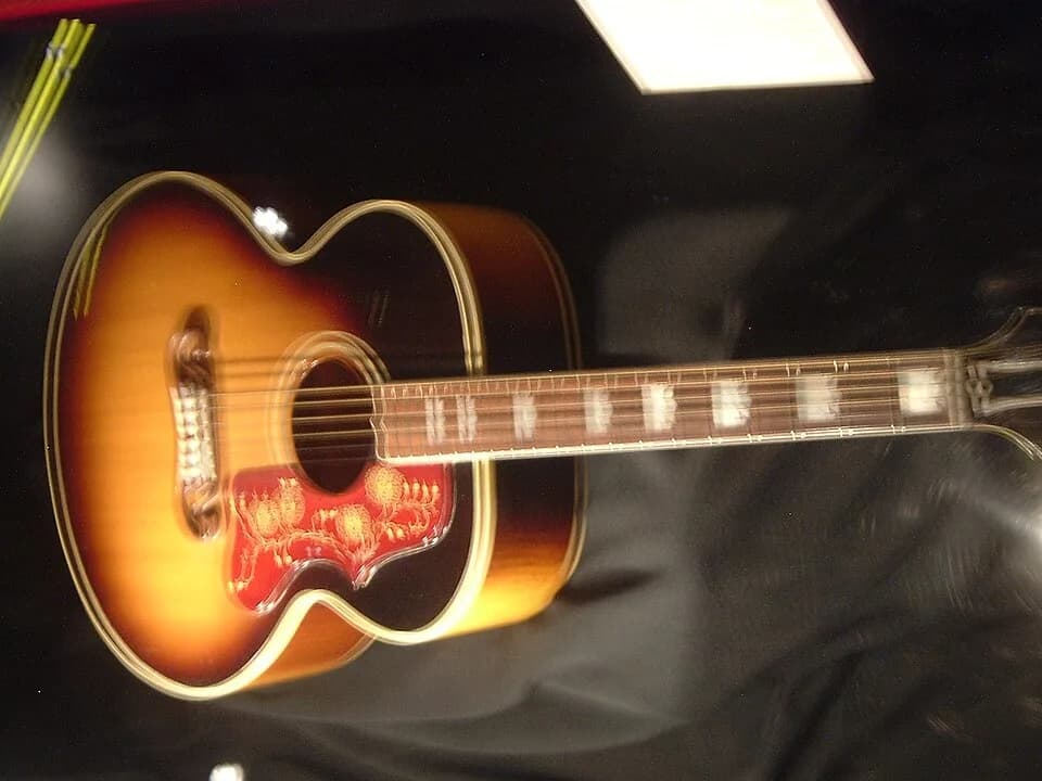 Buddy Holly - Es la guitarra acustica Gibson de Buddy Holly.