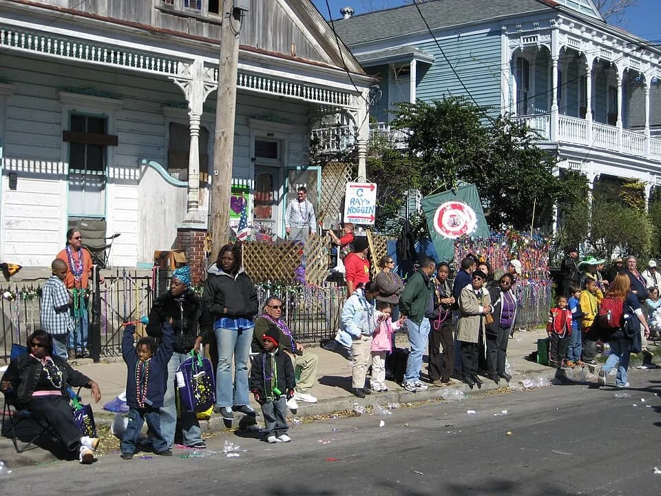 Lee Harvey Oswald - New Orleans Carnival. Thoth parade on Magazine Street. House on parade route with target for beads with image of mayor Ray Nagin.
Photo by Infrogmation, Sunday before Mardi Gras,