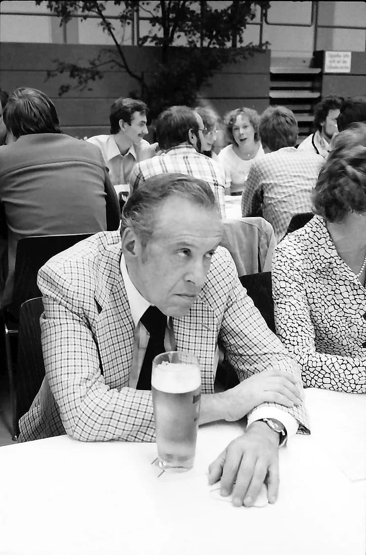Julian Seymour Schwinger - 1979 Nobelpreisträgertagung Physik; Gruppen in der Sporthalle: Julian Schwinger