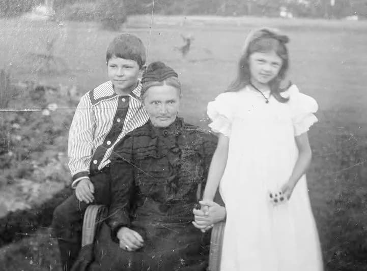 Rudolf Carnap - Portrait of Rudolf, Anna and Agnes Carnap (1899)