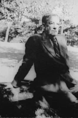 Sherwood Anderson - Photo of author Sherwood Anderson in Central Park