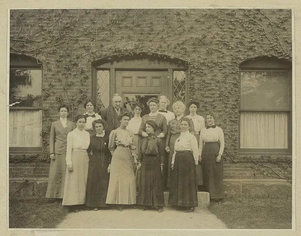 Annie Jump Cannon - Photograph of the Harvard Computers, a group of women who worked under Edward Charles Pickering at the Harvard College Observatory. The photograph was taken on 13 May 1913 in front