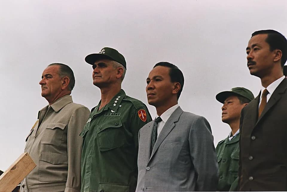 Nguyễn Văn Thiệu - U.S. president Lyndon B. Johnson (left) at a visit in South Vietnam on October 26, 1966, with General William Westmoreland, Lieutenant General Nguyen Van Thieu, and Prime Minister N