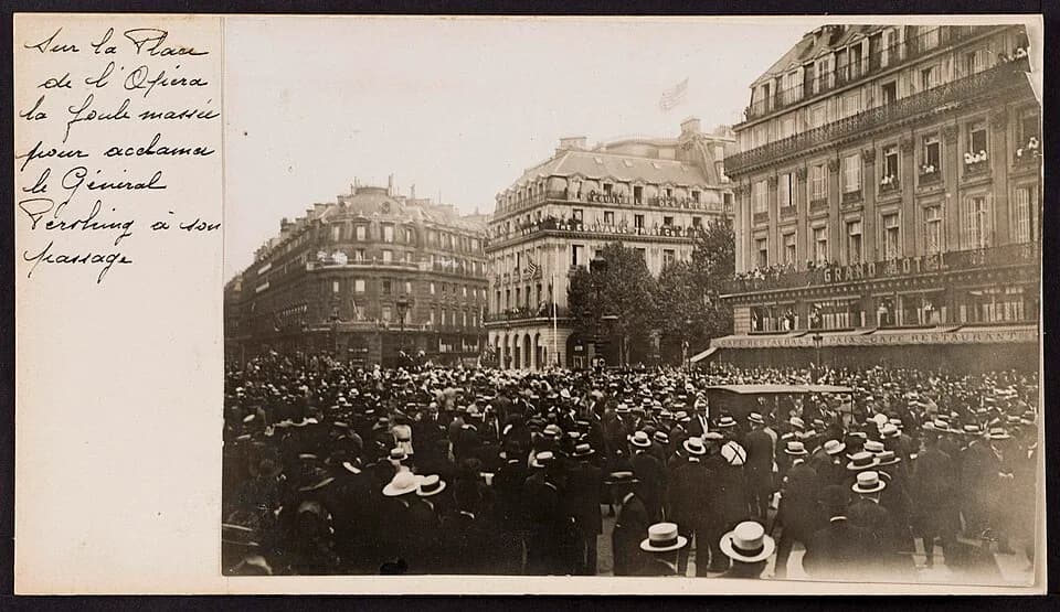 John J. Pershing - Sur la place de l'opéra à Paris.La foule acclame le général Pershing à son passage.
