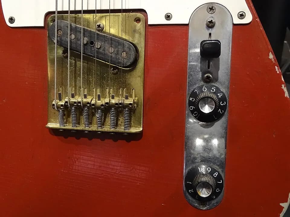 Muddy Waters - Detail of Muddy Waters 1958 Fender Telecaster Guitar - Rock & Roll Hall of Fame and Museum - Cleveland - Ohio - USA
References
Vince Gordon. Carl Perkins' Guitars and Amps. The Jim