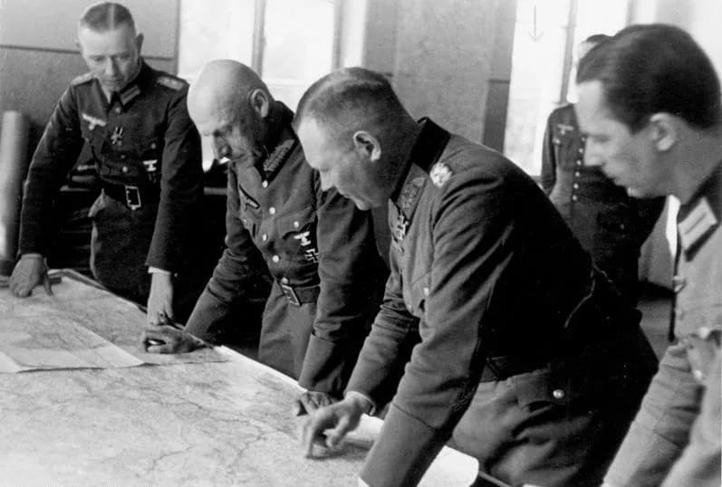 Wilhelm Ritter von Leeb - Bundesarchiv Bild 101I-212-0214-08A, Russland-Nord, v. Leeb u.a. beim Kartenstudium.jpg